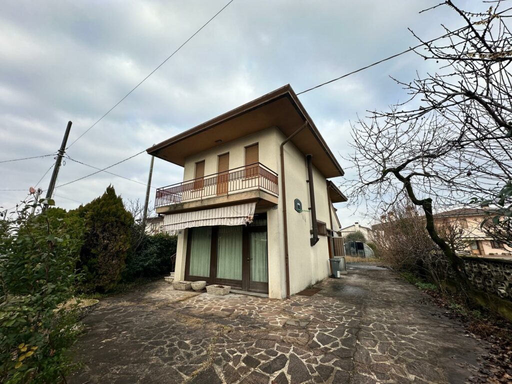 esterno negozio con appartamento sopra