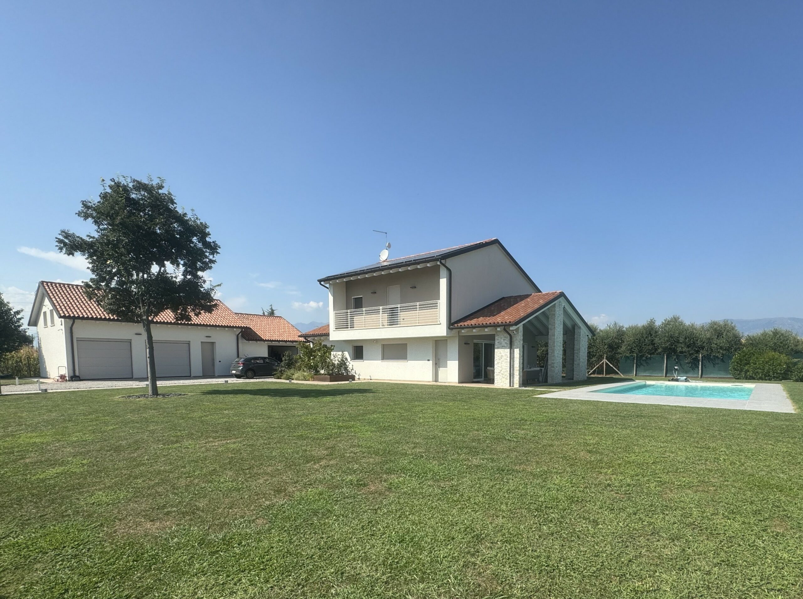 casa con garage e piscina